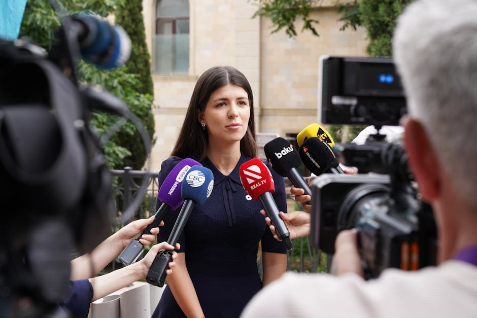 Microfoni durante una conferenza stampa per l'analisi politica