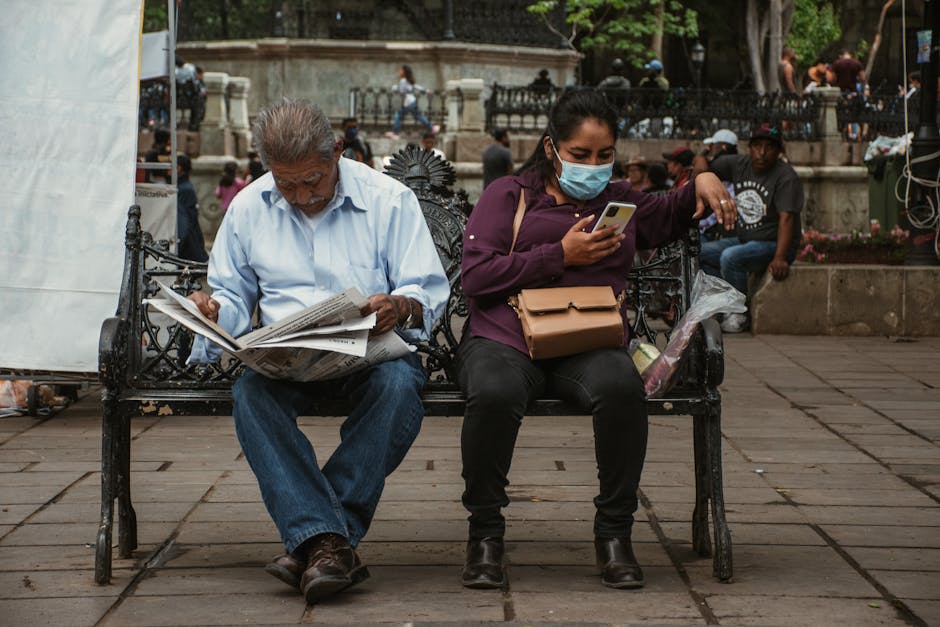 Persona che legge un reportage sullo smartphone