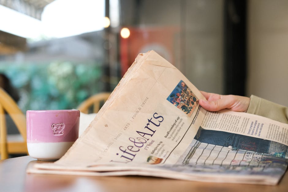 Persona concentrata a leggere il giornale al mattino